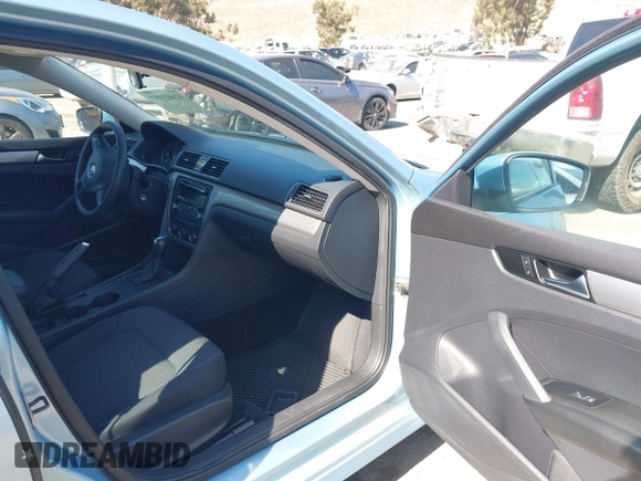 2013 Volkswagen Passat Wolfsburg Edition z VIN 1VWAP7A3XDC057745, wystawiony jako IAAI lot #42403087 z przebiegiem 40 312 mil mil oraz . Historia ofert i sprzedaży dostępna na DreamBid. Obrazek 5.