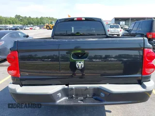 2006 Dodge Dakota SLT z VIN 1D7HE42NX6S666354, wystawiony jako IAAI lot #42394779 z przebiegiem 124 633 mil mil oraz . Historia ofert i sprzedaży dostępna na DreamBid. Obrazek 14.
