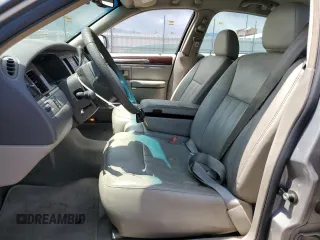 2006 Lincoln Town Car Signature z VIN 1LNHM81W86Y651116, wystawiony jako Copart lot #57908765 z przebiegiem 170 692 mil mil oraz Tytuł czysty. Historia ofert i sprzedaży dostępna na DreamBid. Obrazek 7.