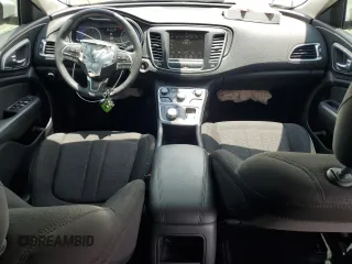 2015 Chrysler 200 Limited z VIN 1C3CCCAB4FN683973, wystawiony jako Copart lot #58203325 z przebiegiem 31 750 mil mil oraz Szkoda całkowita • Salvage title. Historia ofert i sprzedaży dostępna na DreamBid. Obrazek 8.