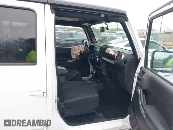 2017 Jeep Wrangler Unlimited Sahara z VIN 1C4BJWEG2HL695672, wystawiony jako IAAI lot #42008396 z przebiegiem 56 028 mil mil oraz . Historia ofert i sprzedaży dostępna na DreamBid. Obrazek 5.