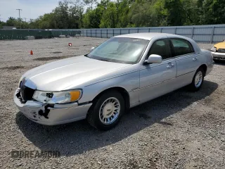 2002 Lincoln Town Car Signature z VIN 1LNHM82WX2Y668217, wystawiony jako Copart lot #53368085 z przebiegiem 457 481 mil mil oraz Szkoda całkowita • Salvage title. Historia ofert i sprzedaży dostępna na DreamBid. Obrazek 1.