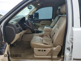 2011 GMC Sierra 3500HD DRW Denali z VIN 1GT426C84BF248011, wystawiony jako Copart lot #60469315 z przebiegiem 297 437 mil mil oraz Szkoda całkowita • Salvage title. Historia ofert i sprzedaży dostępna na DreamBid. Obrazek 7.