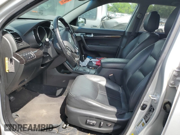 2011 Kia Sorento EX z VIN 5XYKU4A22BG043319, wystawiony jako Copart lot #55879115 z przebiegiem Nie podano mil oraz Czysty tytuł • Clean title. Historia ofert i sprzedaży dostępna na DreamBid. Obrazek 7.