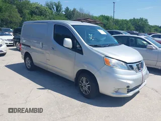 2013 Nissan NV200 SV z VIN 3N6CM0KN8DK690795, wystawiony jako IAAI lot #42254323 z przebiegiem 154 092 mil mil oraz . Historia ofert i sprzedaży dostępna na DreamBid. Obrazek 1.