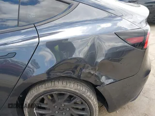 2024 Tesla Model 3 z VIN 5YJ3E1EA0RF782725, wystawiony jako IAAI lot #42248130 z przebiegiem 40 776 mil mil oraz . Historia ofert i sprzedaży dostępna na DreamBid. Obrazek 6.