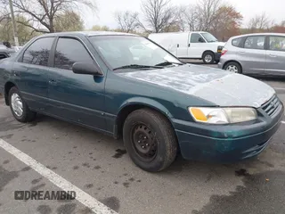 1997 Toyota Camry LE z VIN 4T1BG22K5VU024448, wystawiony jako IAAI lot #42019670 z przebiegiem 133 385 mil mil oraz . Historia ofert i sprzedaży dostępna na DreamBid. Obrazek 1.