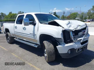 2013 GMC Sierra 2500HD Denali z VIN 1GT125E82DF180305, wystawiony jako IAAI lot #42232417 z przebiegiem 36 896 mil mil oraz . Historia ofert i sprzedaży dostępna na DreamBid. Obrazek 1.