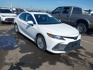2024 Toyota Camry LE z VIN 4T1C11AK0RU249576, wystawiony jako IAAI lot #42221819 z przebiegiem 10 389 mil mil oraz . Historia ofert i sprzedaży dostępna na DreamBid. Obrazek 1.