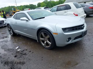 2011 Chevrolet Camaro 2LT z VIN 2G1FC1ED3B9140001, wystawiony jako IAAI lot #42277118 z przebiegiem 180 796 mil mil oraz . Historia ofert i sprzedaży dostępna na DreamBid. Obrazek 1.