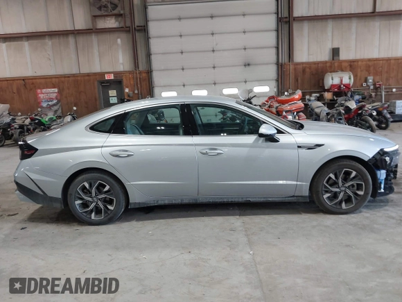 2024 Hyundai Sonata SEL z VIN KMHL64JA8RA401941, wystawiony jako IAAI lot #42085349 z przebiegiem 3 722 mil mil oraz . Historia ofert i sprzedaży dostępna na DreamBid. Obrazek 13.