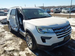 2018 Ford Explorer XLT z VIN 1FM5K8D80JGB28094, wystawiony jako IAAI lot #41642550 z przebiegiem 139 887 mil mil oraz . Historia ofert i sprzedaży dostępna na DreamBid. Obrazek 1.