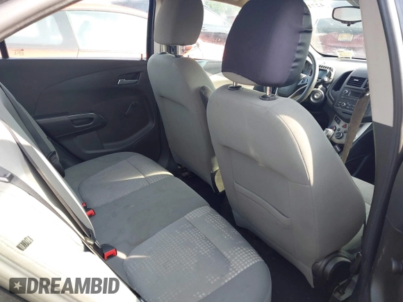 2013 Chevrolet Sonic LS z VIN 1G1JA5SG4D4126703, wystawiony jako IAAI lot #42719108 z przebiegiem 158 750 mil mil oraz . Historia ofert i sprzedaży dostępna na DreamBid. Obrazek 8.