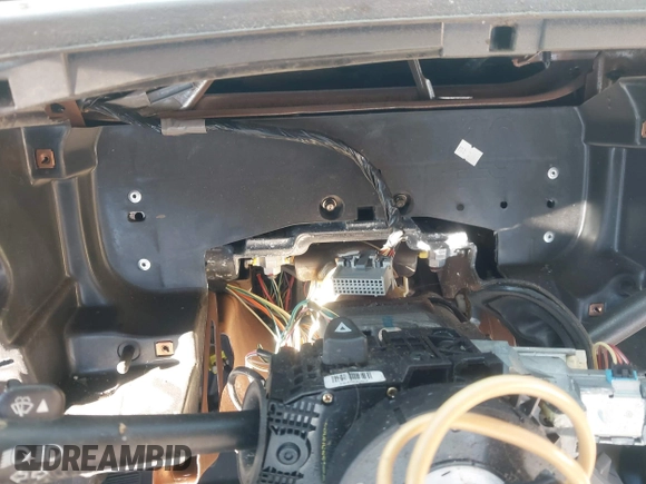2005 Cadillac Escalade z VIN 1GYEK63N15R161254, wystawiony jako IAAI lot #41329738 z przebiegiem Nie podano mil oraz . Historia ofert i sprzedaży dostępna na DreamBid. Obrazek 14.
