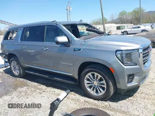 2023 GMC Yukon XL SLT z VIN 1GKS2GKD1PR386708, wystawiony jako IAAI lot #41995724 z przebiegiem 33 505 mil mil oraz . Historia ofert i sprzedaży dostępna na DreamBid. Obrazek 1.