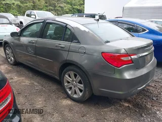 2013 Chrysler 200 Touring z VIN 1C3CCBBB5DN714654, wystawiony jako IAAI lot #42409300 z przebiegiem 177 498 mil mil oraz . Historia ofert i sprzedaży dostępna na DreamBid. Obrazek 3.