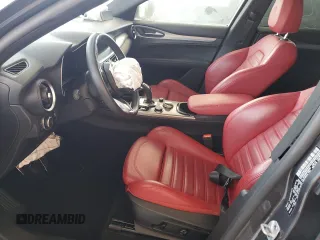 2024 Alfa Romeo Stelvio Ti z VIN ZASPAKBN5R7D80366, wystawiony jako Copart lot #54667015 z przebiegiem 9 254 mil mil oraz Nie do naprawy • Non repairable. Historia ofert i sprzedaży dostępna na DreamBid. Obrazek 7.