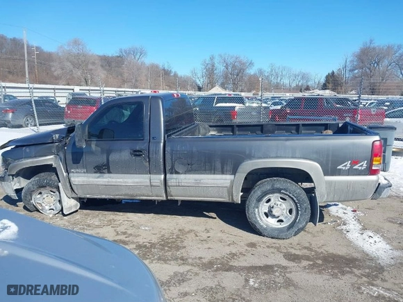 2000 Chevrolet Silverado 2500 with VIN 1GCGK24UXYE337355, listed as a IAAI auction lot 41631115 with NaN miles. Bid and sale history available at carsss.com. Image 14.
