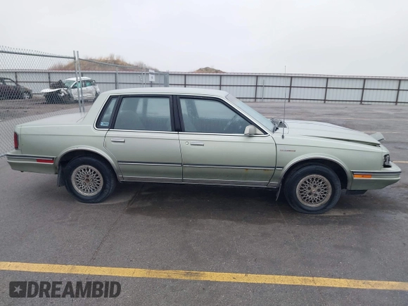 1987 Oldsmobile Cutlass Ciera z VIN 2G3AJ51W9H9378093, wystawiony jako IAAI lot #42080335 z przebiegiem 54 504 mil mil oraz . Historia ofert i sprzedaży dostępna na DreamBid. Obrazek 13.
