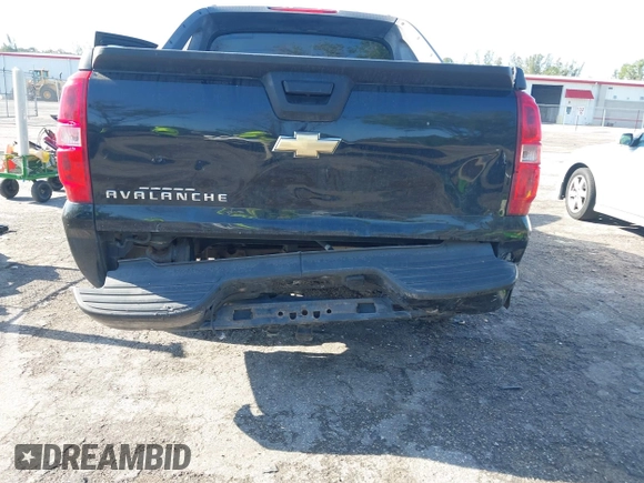 2007 Chevrolet Avalanche LTZ z VIN 3GNEC12J67G110914, wystawiony jako IAAI lot #41933097 z przebiegiem 197 230 mil mil oraz . Historia ofert i sprzedaży dostępna na DreamBid. Obrazek 6.