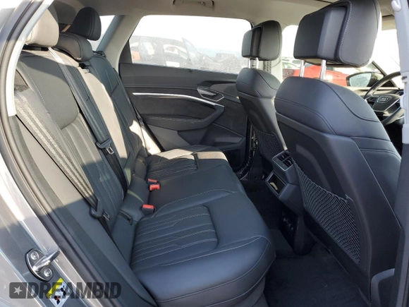 2021 Audi e-tron Prestige z VIN WA1VAAGE7MB017523, wystawiony jako Copart lot #36704493 z przebiegiem 8 204 mil mil oraz . Historia ofert i sprzedaży dostępna na DreamBid. Obrazek 11.