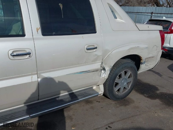 2002 Cadillac Escalade EXT with VIN 3GYEK63N02G245027, listed as a IAAI auction lot 41382733 with 164785 miles. Bid and sale history available at carsss.com. Image 6.