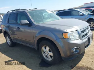 2011 Ford Escape XLT z VIN 1FMCU9DG4BKA07985, wystawiony jako IAAI lot #42510948 z przebiegiem 125 126 mil mil oraz . Historia ofert i sprzedaży dostępna na DreamBid. Obrazek 1.