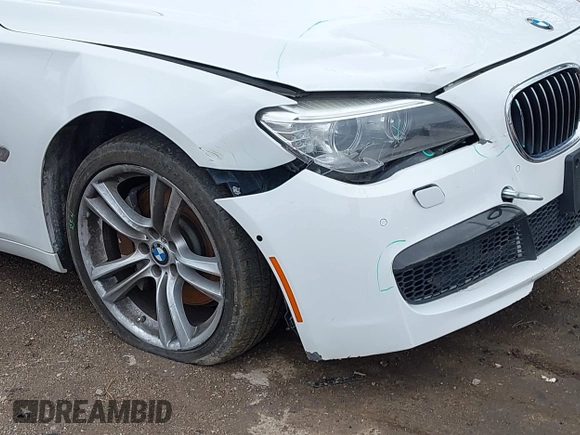 2013 BMW 7 Series 750Li xDrive with VIN WBAYF8C59DD141068, listed as a IAAI auction lot 41868043 with 92,727 mi miles. Bid and sale history available at carsss.com. Image 6.