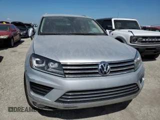 2017 Volkswagen Touareg Sport with VIN WVGEF7BP4HD003359, listed as a Copart auction lot 74714594 with Not Provided miles and Salvage Title. Bid and sale history available at DreamBid. Image 5.