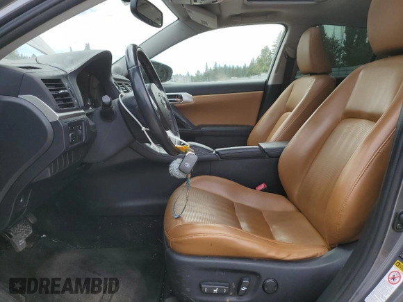2013 Lexus CT 200h z VIN JTHKD5BH7D2155912, wystawiony jako Copart lot #65321565 z przebiegiem 119 024 mil mil oraz Czysty tytuł • Clean title. Historia ofert i sprzedaży dostępna na DreamBid. Obrazek 7.