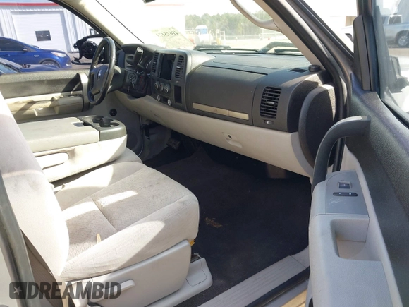 2007 Chevrolet Silverado 1500 LT w/1LT with VIN 2GCEC19J071620943, listed as a IAAI auction lot 41675473 with 358,881 mi miles. Bid and sale history available at carsss.com. Image 5.