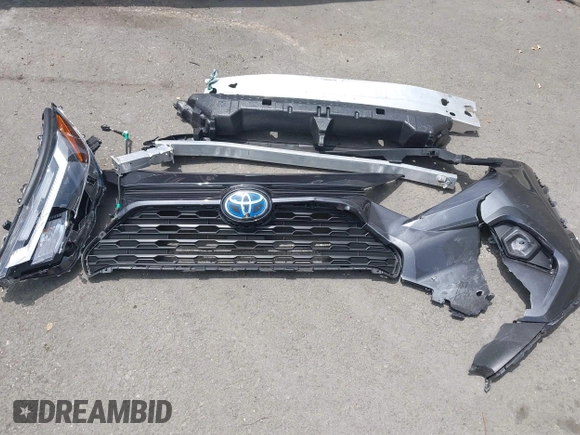 2024 Toyota RAV4 Hybrid XLE Premium z VIN JTMB6RFV5RJ059437, wystawiony jako IAAI lot #42485203 z przebiegiem 4 200 mil mil oraz . Historia ofert i sprzedaży dostępna na DreamBid. Obrazek 12.