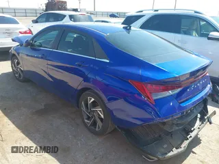 2024 Hyundai Elantra SEL z VIN KMHLS4DG3RU727771, wystawiony jako IAAI lot #42491600 z przebiegiem 5 510 mil mil oraz . Historia ofert i sprzedaży dostępna na DreamBid. Obrazek 3.