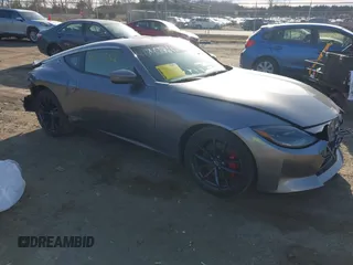 2023 Nissan Z Performance с VIN JN1BZ4BH5PM311048, выставлен на аукционе IAAI как лот 41745564 с пробегом 27 787 миль миль и . История ставок и продаж доступна на DreamBid. Изображение 1.