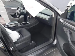 2024 Tesla Model Y z VIN 7SAYGDED3RF041788, wystawiony jako IAAI lot #42644453 z przebiegiem 22 189 mil mil oraz . Historia ofert i sprzedaży dostępna na DreamBid. Obrazek 5.