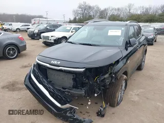 2023 Kia Seltos EX z VIN KNDERCAA9P7468220, wystawiony jako IAAI lot #38660032 z przebiegiem 13 077 mil mil oraz . Historia ofert i sprzedaży dostępna na DreamBid. Obrazek 17.