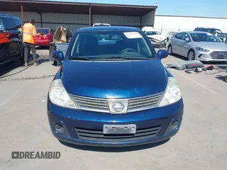 2008 Nissan Versa S z VIN 3N1BC13E88L382924, wystawiony jako IAAI lot #42302553 z przebiegiem 152 347 mil mil oraz . Historia ofert i sprzedaży dostępna na DreamBid. Obrazek 12.
