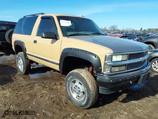 1998 Chevrolet Tahoe with VIN 3GNEK18R2WG122041, listed as a IAAI auction lot 41543943 with 106,978 mi miles. Bid and sale history available at carsss.com. Image 1.