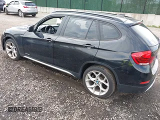 2013 BMW X1 xDrive28i z VIN WBAVL1C56DVR88949, wystawiony jako IAAI lot #42152710 z przebiegiem 93 136 mil mil oraz . Historia ofert i sprzedaży dostępna na DreamBid. Obrazek 3.