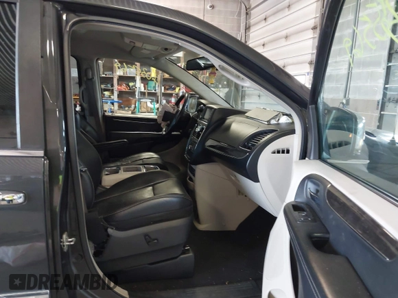 2011 Chrysler Town & Country Touring L z VIN 2A4RR8DG6BR798395, wystawiony jako IAAI lot #41084235 z przebiegiem 129 778 mil mil oraz . Historia ofert i sprzedaży dostępna na DreamBid. Obrazek 5.