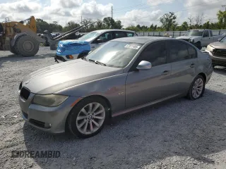 2009 BMW 3 Series 328i z VIN WBAPH77589NM47268, wystawiony jako Copart lot #57877405 z przebiegiem 157 930 mil mil oraz Szkody całkowita. Historia ofert i sprzedaży dostępna na DreamBid. Obrazek 1.