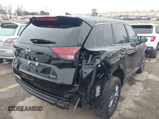 2025 Nissan Rogue S z VIN 5N1BT3ABXSC765294, wystawiony jako IAAI lot #41905928 z przebiegiem 600 mil mil oraz . Historia ofert i sprzedaży dostępna na DreamBid. Obrazek 4.