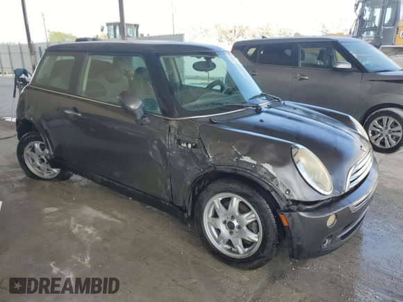 2006 MINI Hardtop with VIN WMWRC33526TK15620, listed as a Copart auction lot 54130715 with 116,981 mi miles and Salvage title. Bid and sale history available at DreamBid. Image 4.