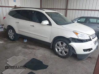 2011 Chevrolet Traverse LTZ z VIN 1GNKRLEDXBJ326016, wystawiony jako IAAI lot #42260167 z przebiegiem 163 447 mil mil oraz . Historia ofert i sprzedaży dostępna na DreamBid. Obrazek 1.