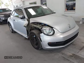 2015 Volkswagen Beetle Fleet Edition z VIN 3VWF17AT3FM654647, wystawiony jako IAAI lot #42336350 z przebiegiem 44 312 mil mil oraz . Historia ofert i sprzedaży dostępna na DreamBid. Obrazek 1.