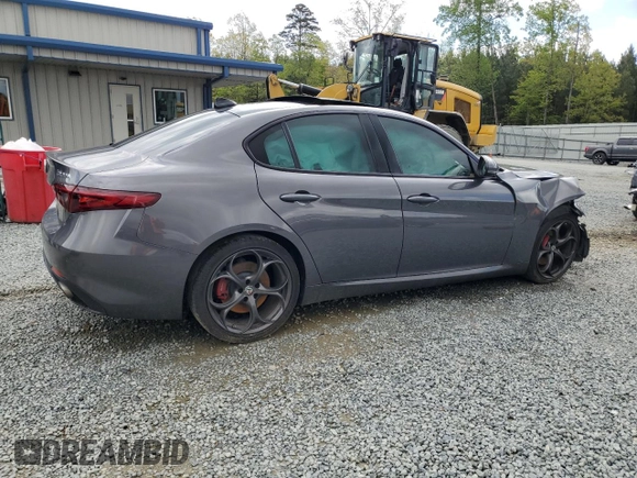 2018 Alfa Romeo Giulia Ti Sport z VIN ZARFAECN3J7576014, wystawiony jako Copart lot #52408195 z przebiegiem Nie podano mil oraz Szkody całkowita. Historia ofert i sprzedaży dostępna na DreamBid. Obrazek 3.
