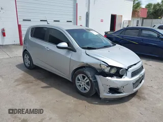 2012 Chevrolet Sonic LS z VIN 1G1JA6SH1C4231907, wystawiony jako IAAI lot #42075806 z przebiegiem 150 741 mil mil oraz . Historia ofert i sprzedaży dostępna na DreamBid. Obrazek 1.