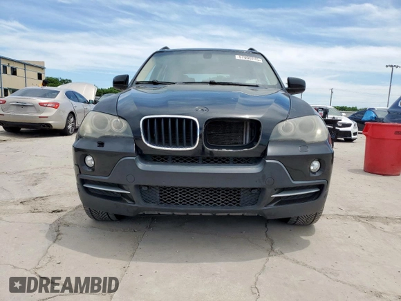 2008 BMW X5 3.0si z VIN 5UXFE43588L009967, wystawiony jako Copart lot #57900245 z przebiegiem 137 882 mil mil oraz Czysty tytuł • Clean title. Historia ofert i sprzedaży dostępna na DreamBid. Obrazek 5.