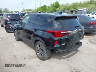 2021 Kia Seltos LX z VIN KNDEPCAA3M7071555, wystawiony jako IAAI lot #42210777 z przebiegiem 51 888 mil mil oraz . Historia ofert i sprzedaży dostępna na DreamBid. Obrazek 3.