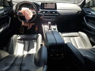 2019 BMW M5 z VIN WBSJF0C56KB446714, wystawiony jako Copart lot #52604265 z przebiegiem 63 401 mil mil oraz Szkoda całkowita • Salvage title. Historia ofert i sprzedaży dostępna na DreamBid. Obrazek 8.